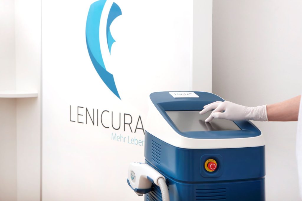 Akne inversa Behandlung mit der lAight-Therapie in der Akneambulanz.