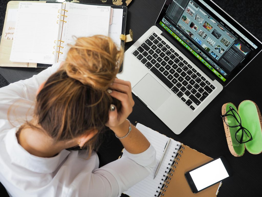 Hidradenitis suppurativa hat mehrere Risikofaktoren, darunter Stress.